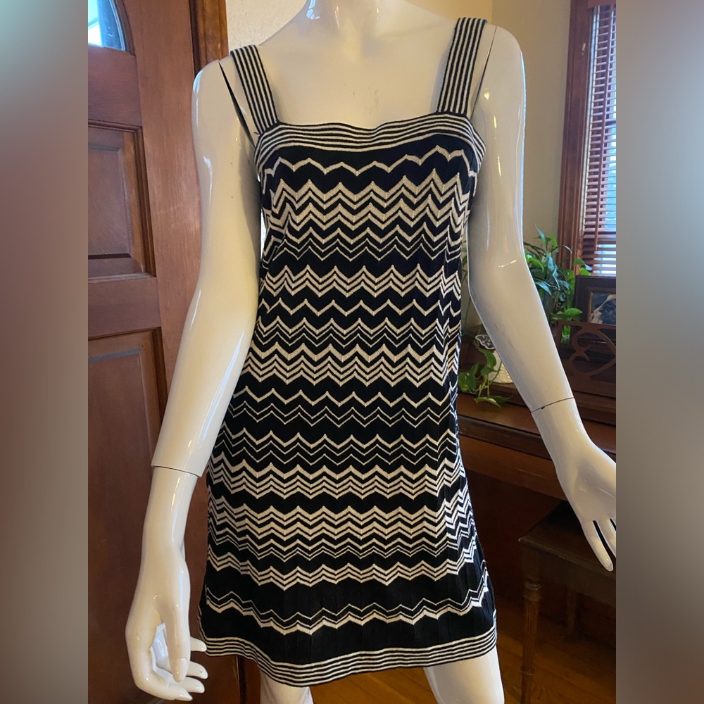 Black & white chevron knot stretch dress.